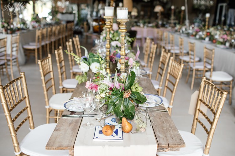 Botanical wedding tablescape with fruit, gold and delft patterns by Otto de Jager Events 