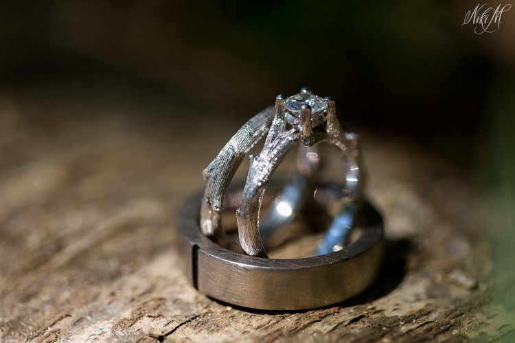 Woodland-style wedding rings shaped as branches
