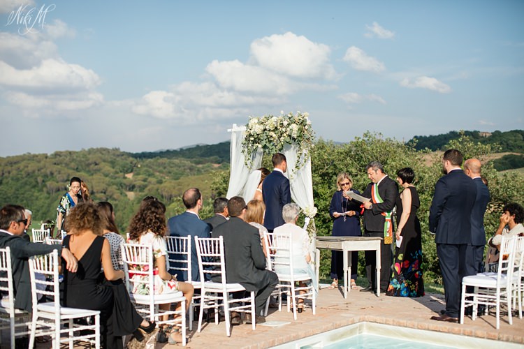 Wedding ceremony on the edge of the Tuscan hills
